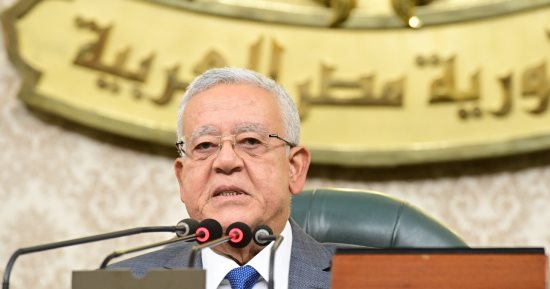 رئيس مجلس النواب ممازحا أمين عام المجلس: "الأعضاء لسه ما فطرتش"
