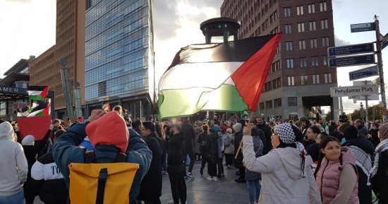 مسئولون ألمان يهددون أنصار فلسطين بالطرد إذا تظاهروا دعما لغزة