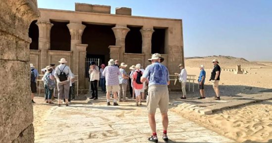 المناطق الأثرية بالمنيا تستقبل وفداً سياحياً متعدد الجنسيات