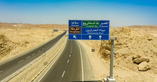تطوير وازدواج طريق سفاجا القصير مرسى علم بتكلفة 1.7 مليار جنيه.. صور