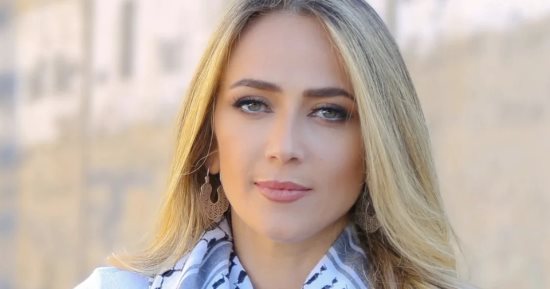 تفاصيل اعتقال الاحتلال الإسرائيلى للفنانة الفلسطينية دلال أبو آمنة.. فيديو