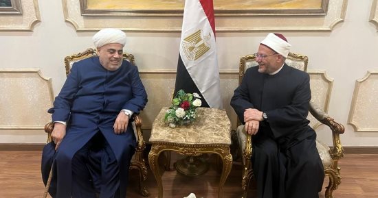 مفتى الجمهورية يستقبل شيخ الإسلام فى أذربيجان بمطار القاهرة الدولى