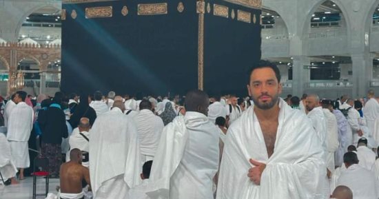 رامى جمال يدعم القضية الفلسطينية من أمام الكعبة: اللهم انصر أهل فلسطين