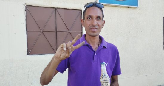 فنان قنائي يرسم علم فلسطين بالرمال داخل زجاجات صغيرة دعما للأشقاء..صور