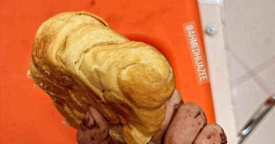 نموت جائعين يا دول الحضارة.. خبز مغموس بالدم فى قبضة طفل قتلته إسرائيل