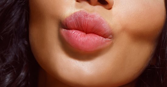 6 بدائل طبيعية لمرطبات الشفاه خلال الأيام الباردة منها جل الصبار