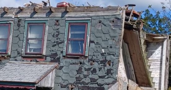 كرسى متدل على سطح منزل مهجور بنيوجيرسى يتحول لمزار سياحى للسكان المحليين