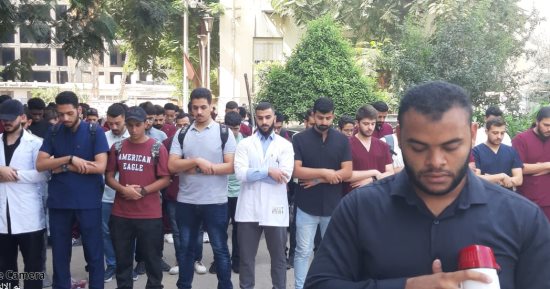 طلاب طب أسنان القاهرة يؤدون صلاة الغائب على شهداء مستشفى المعمدانى.. صور