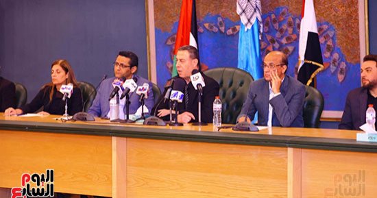 انطلاق اللقاء المفتوح للسفير الفلسطيني بنقابة الصحفيين بالوقوف دقيقة حدادا على شهداء غزة