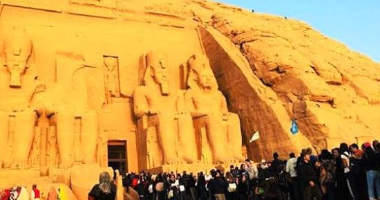 محافظ أسوان يقرر إلغاء الاحتفالات المقامة على هامش تعامد الشمس تضامنا مع غزة
