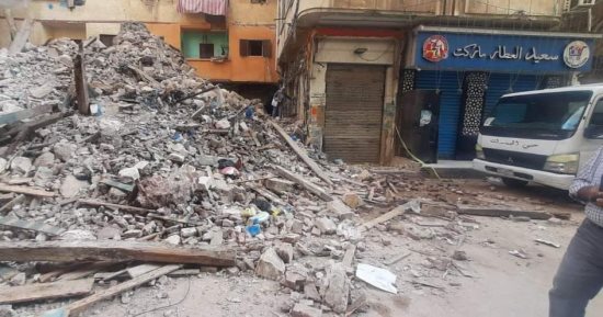 تساقط أجزاء خرسانية من عقار بجمرك الإسكندرية والحى يرفع الأنقاض لفتح الطريق