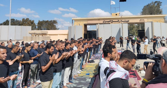 مرابطون حتى الإغاثة.. التحالف الوطنى يؤدى صلاة الغائب أمام معبر رفح