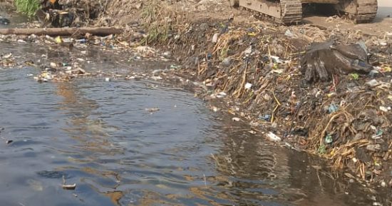 تعرف على عقوبة إغراق المخلفات فى مياه البحر وحالات مصادرة وسائل النقل