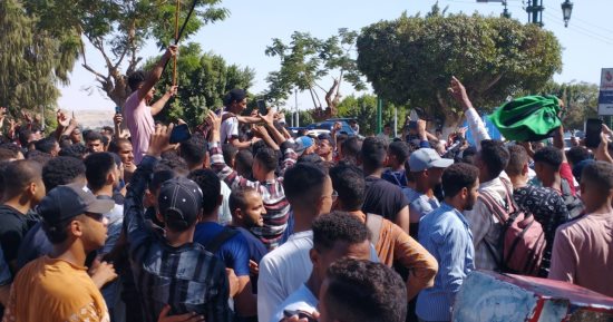 طلاب جامعة المنيا ينظمون وقفة تضامنية مع أهالى فلسطين.. صور