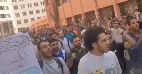 وقفة لطلاب هندسة شبين الكوم تضامنا مع الشعب الفلسطينى وتأييدا لموقف الرئيس السيسى