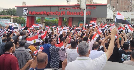 مسيرة حاشدة بميدان المؤسسة بشبرا الخيمة لدعم فلسطين وموقف الرئيس السيسى.. صور