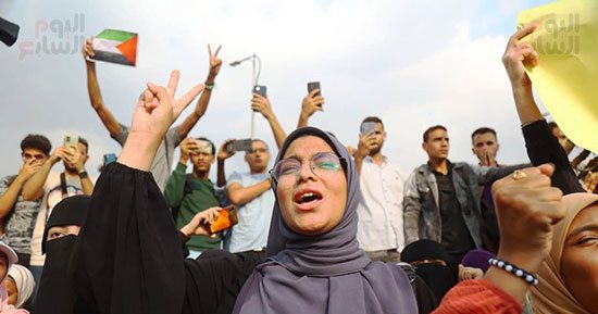 احتشاد آلاف الطلاب أمام جامعة القاهرة تنديدا بالقصف الإسرائيلى لغزة.. صور