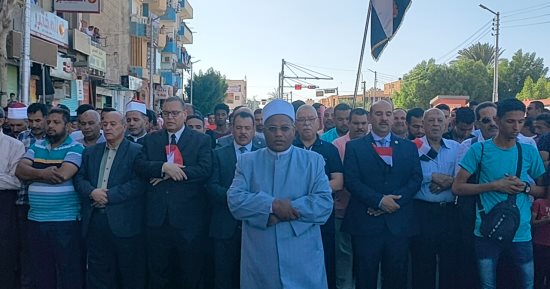 أهالى مدينة الخارجة يؤدون صلاة الغائب على أرواح شهداء غزة.. صور