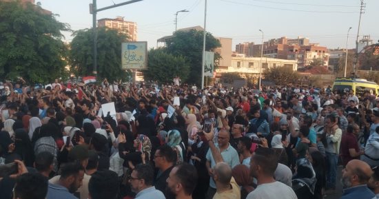 أهالى الإسماعيلية يتوافدون على ميدان الممر للاشتراك فى الوقفة التضامنية مع أهل غزة