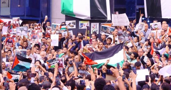 لا تهجير ولا توطين.. الأرض أرض فلسطين.. هتافات الوقفة الاحتجاجية بنقابة الصحفيين