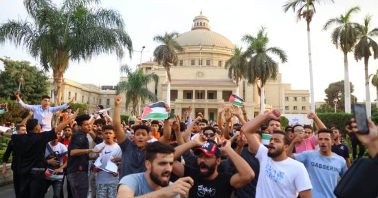 لبيك يا أقصى.. تزايد أعداد طلاب جامعة القاهرة فى الوقفة التضامنية مع فلسطين