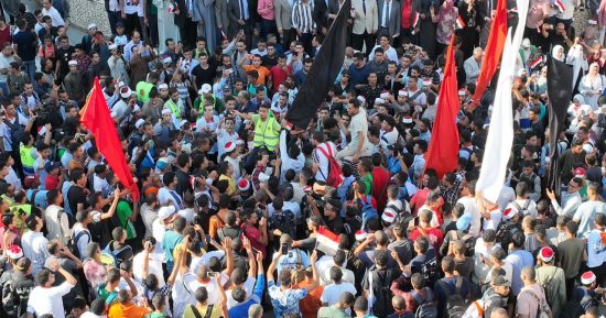 فتح الطريق بمحيط نقابة الصحفيين بعد تراجع أعداد المتظاهرين بالوقفة الاحتجاجية 