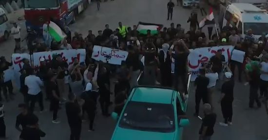 وقفة تضامنية أمام معبر رفح تنديدا بجرائم الحرب الإسرائيلية بقطاع غزة.. فيديو