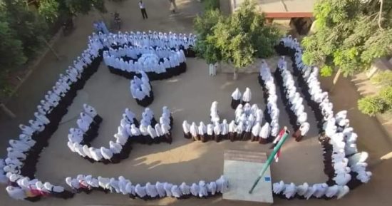 طالبات يجسدن بأجسادهن اسم القدس وأطفال يرسمون فلسطين فى القلب بقنا