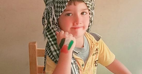 غزة في القلب.. أطفال مصر بالشال الفلسطينى يرسمون المسجد الأقصى 