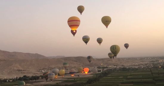 رحلات البالون الطائر تجذب آلاف السائحين يوميا غرب الأقصر.. صور