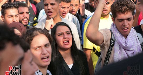 طلاب جامعة عين شمس يهتفون "يا فلسطين إحنا وراكى بالملايين"