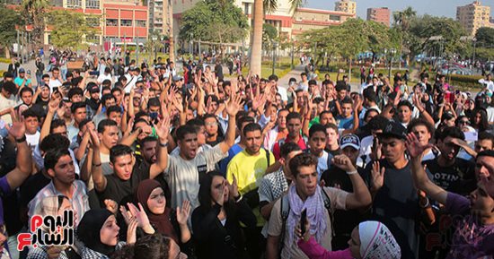 طلاب جامعة عين شمس يهتفون ضد العدوان الإسرائيلي بميدان العباسية