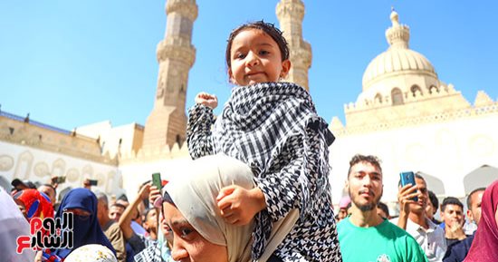 شاهد.. طفلة تهتف دعما للأشقاء فى فلسطين من أمام جامع الأزهر