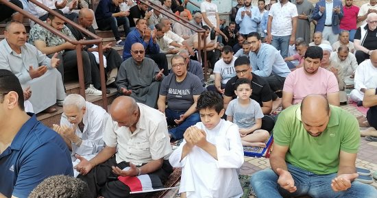الدعاء للشعب الفلسطيني في صلاة الجمعة داخل مسجد النصر بالمنصورة.. صور