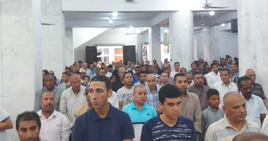 مساجد الإسماعيلية تؤدى صلاة الغائب على شهداء غزة.. صور