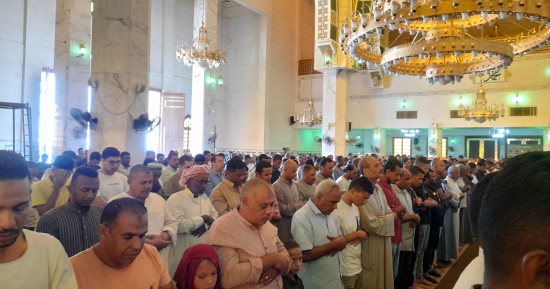 المصلون يؤدون صلاة الغائب على أرواح شهداء غزة فى مساجد أسوان
