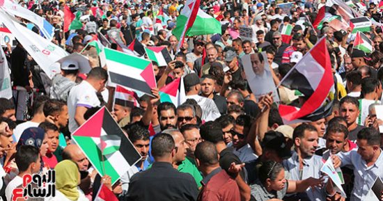 فلسطينى فى المسيرة التضامنية أمام المنصة: مصر لم تقصر ولن نتخلى عن أرضنا  