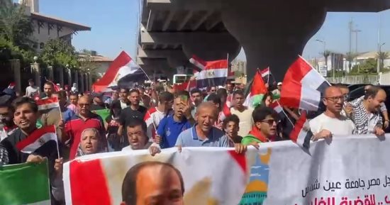 طلاب عين شمس يشاركون فى مسيرة تضامنية بالمنصة للتنديد بعدوان إسرائيل على غزة