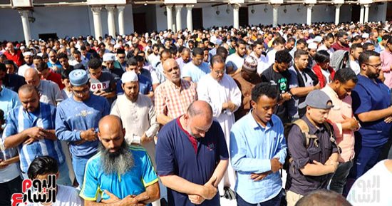 المصلون بالجامع الأزهر الشريف يؤدون صلاة الغائب على أرواح شهداء فلسطين