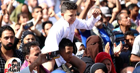 المصلون يحتشدون بصحن الجامع الأزهر الشريف للتنديد بالانتهاكات الإسرائيلية