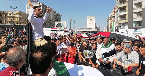 صور الرئيس السيسي على علم فلسطين مع هتافات للآلاف تهز أجواء الدقهلية.. صور