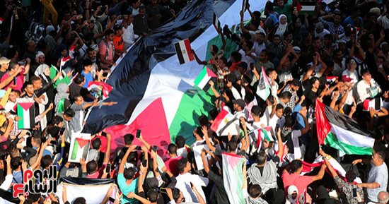 مواطنون يهتفون أمام المنصة: "فوضناك فوضناك كل الشعب يا سيسى معاك"