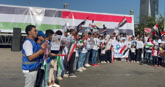 بدء تجمع المواطنين أمام المنصة تضامنا مع فلسطين.. صور