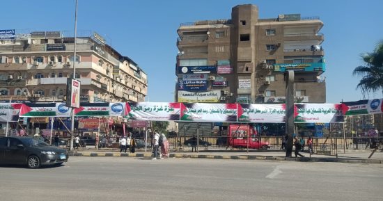 علم فلسطين ولافتات مصر وفلسطين إيد واحدة تزين ميدان الحصرى بأكتوبر