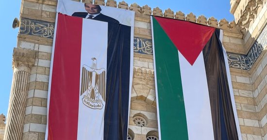 المواطنون يتجمعون أمام مسجد الحصري تضامنا مع فلسطين.. صور 