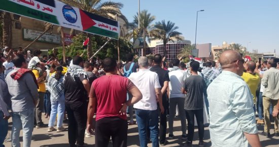 المواطنون يهتفون بميدان الحصرى: يارب يارب العزة انصر كل أهالى غزة..صور