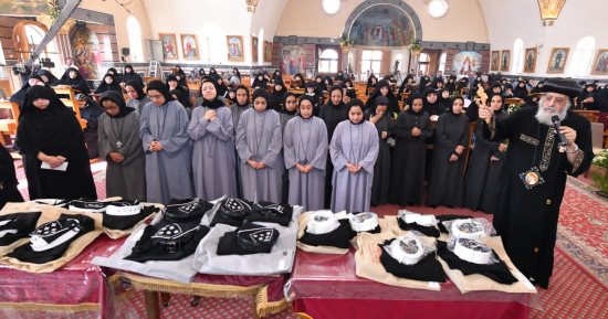 البابا تواضروس يؤدى صلوات رهبنة 16 راهبة لـ 4 أديرة