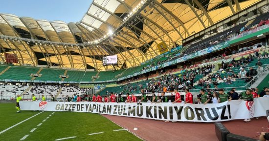 أعلام فلسطين تزين ملعب بينديك سبور أمام قونيا فى الدوري التركي.. صور
