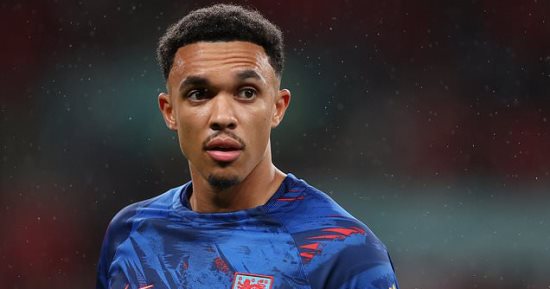 ليفربول ضد إيفرتون.. أرنولد ينجو من الموت بأعجوبة قبل ديربي الميرسيسايد