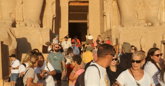 أفواج سياحية تزور معبد أبو سمبل قبل يوم واحد من "تعامد الشمس"